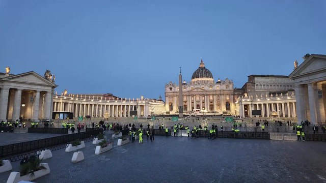Timelapse: powerful arrival and departure of mourners at Pope's funeral