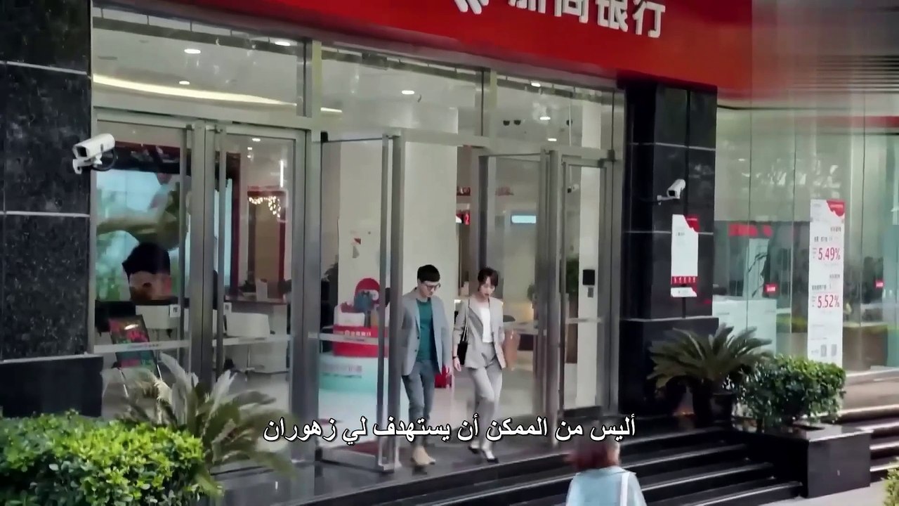 مفاجأة مذهلة: متدربة تساعد عجوزاً فقيراً وتكتشف أنه الرئيس! (مدبلج عربي)