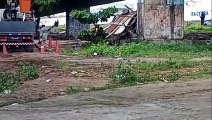 Prefeitura retira famílias que viviam sob viaduto na Borges de Melo; moradores denunciam perdas