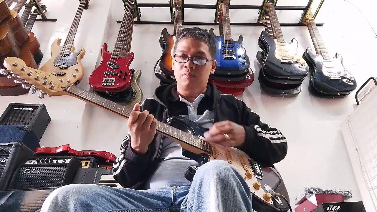 Testing a lefty strat guitar in right handed neck and strings part 1
