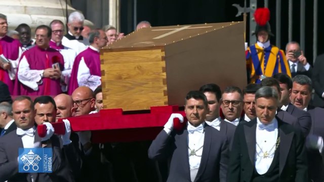 Experto en protocolo destaca sobriedad y tradición en el funeral del Papa Francisco