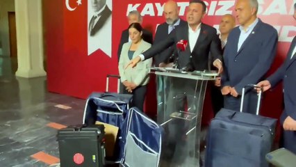 Çırpındıkça daha çok batıyorlar! Valizlerin içinden bakın ne varmış?