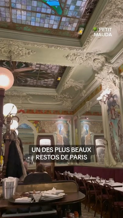 Un des plus beaux restos de Paris 👇✨ Découvrez l'ambiance chaleureuse et les délices culinaires du Bouillon Julien, un lieu emblématique de Paris ! 📍 Situé au 16 rue du Faubourg Saint-Denis, ce restaurant vous accueille dans un décor rétro et convivial.