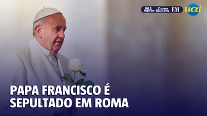 Papa Francisco é sepultado fora do Vaticano após última homenagem