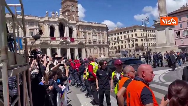 La Papamobile con il feretro di Papa Francesco arriva a Santa Maria Maggiore tra gli applausi