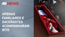Corpo do Papa é sepultado em cerimônia reservada