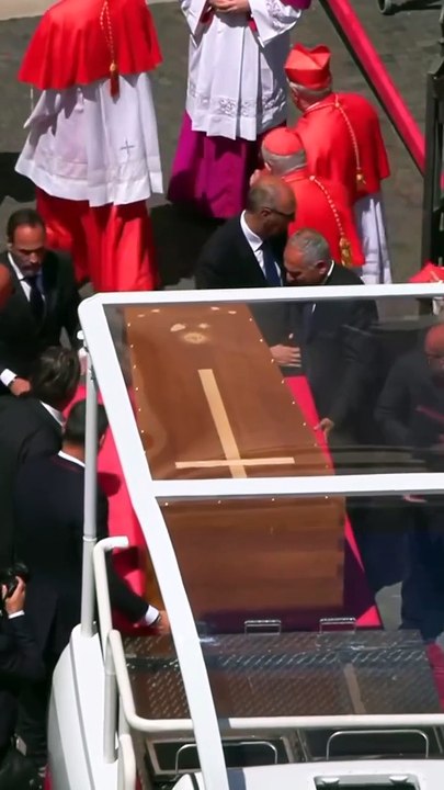 "Papa Francesco: L'Ultimo Saluto nella Basilica di Santa Maria Maggiore"