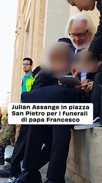 Julian Assange presente in Piazza San Pietro per i funerali di Papa Francesco