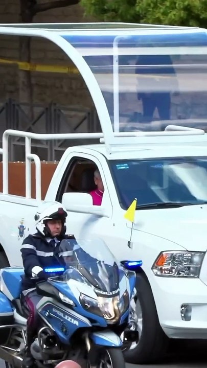 "Folla di Fedeli Applaude il Passaggio della Papamobile con il Feretro di Papa Francesco"