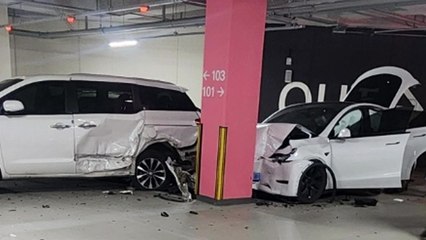전기차가 아파트 지하주차장 기둥 추돌...2명 다쳐 / YTN