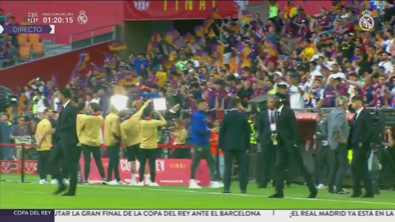 Los JUGADORES del MADRID ya están SOBRE el CÉSPED de la CARTUJA