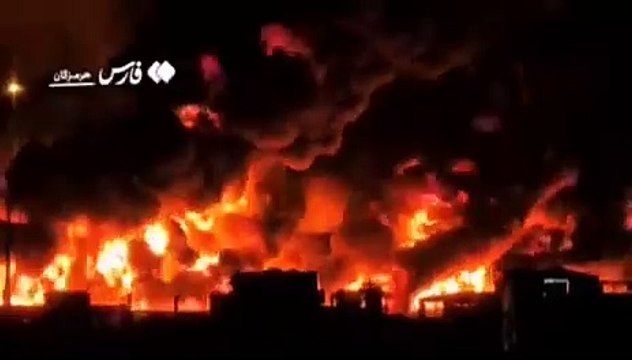Les pompiers n’arrivent toujours a pas éteindre les feux dans une zone du port de Bandar Abbas alors qu’un ordre d’évacuation vient d’être annoncé autour du port.