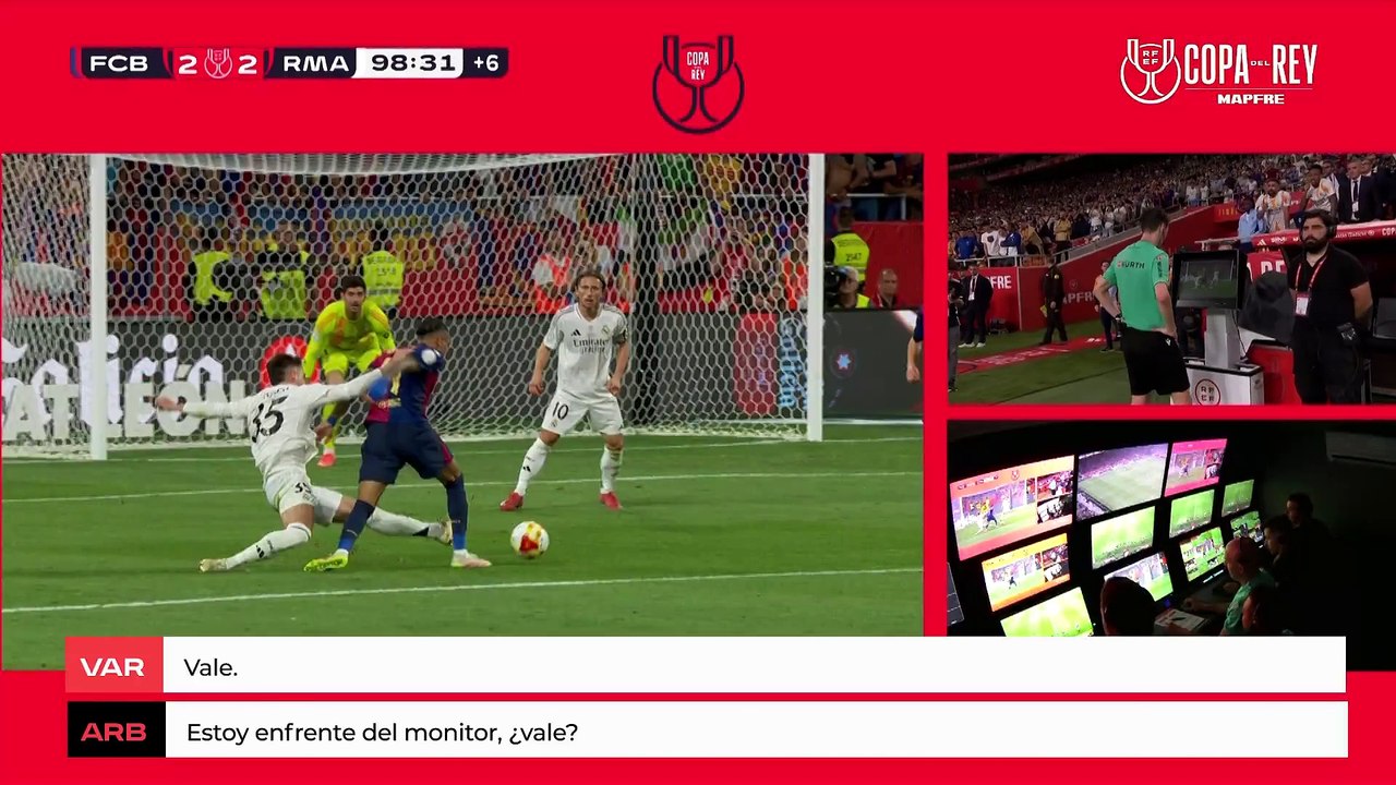 El audio de la revisión del VAR en el penalti a Raphinha