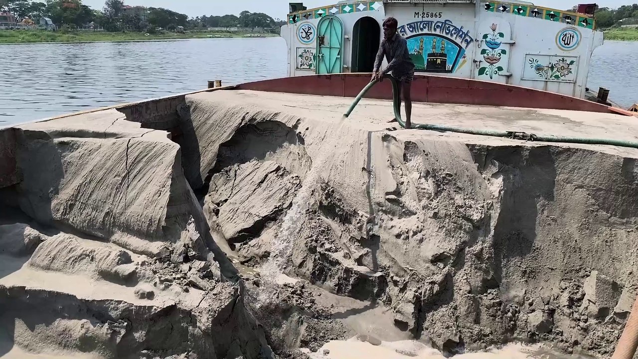 Powerful Pipe Machine Unloading Sand from Barge. Incredible Efficiency!