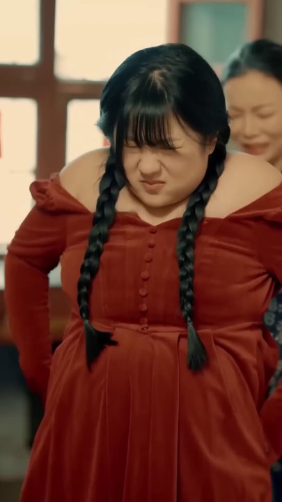 Evil Girl Tears Fat Girl's Dress, But She's Surprised When the Fat Girl Wears a Window Screen and Stuns Everyone!