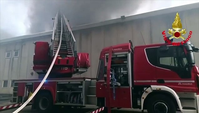 Incendio in un capannone di materie plastiche a Desio (26.04.25)