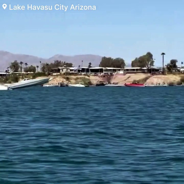 Arizona : Les images terrifiantes de l'accident d'un hors-bord surpuissant qui s'envole  dans les airs avant de faire plusieurs tonneaux et de s'écraser violemment dans l'eau