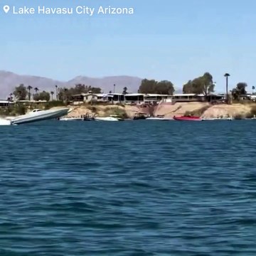 Arizona : Les images terrifiantes de l'accident d'un hors-bord surpuissant qui s'envole dans les airs avant de faire plusieurs tonneaux et de s'écraser violemment dans l'eau