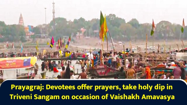Prayagraj: Devotees offer prayers, take holy dip in Triveni Sangam on occasion of Vaishakh Amavasya