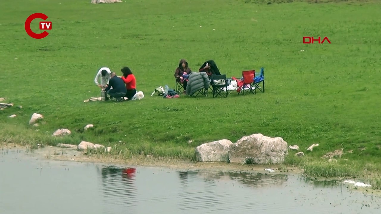 Yılan Pınarı’nda yuvalarından çıkan yılanlar için uyarı