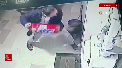 Esenyurt'ta eski karısının iş yerinin kapısına yangın tüpüyle dayandı