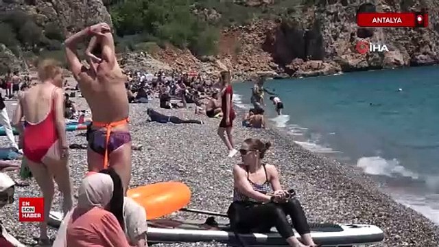 Antalyalılar hafta sonunda Konyaaltı Sahili’ne akın etti