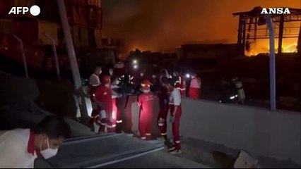 Iran, non ancora domato il maxi-incendio al porto: sale il bilancio