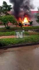 VIDEO: ¡Discusión termina en fuego! Auto arde tras gritos en la Pampa de la Isla