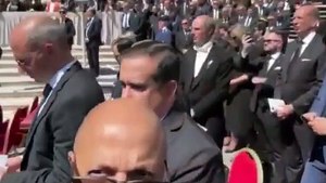 Alfredo Pacheco se hace viral con video selfi desde funeral del papa Francisco