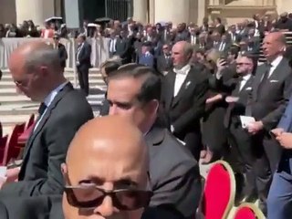 Alfredo Pacheco se hace viral con video selfi desde funeral del papa Francisco