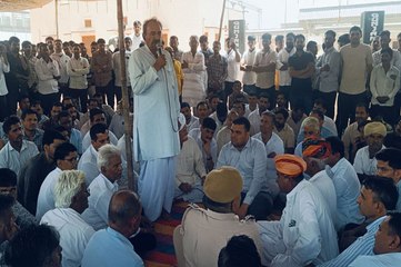 चार दिन बाद भी नहीं सुलटा मामला तो व्यापारी उतरे सड़कों पर, दिया धरना