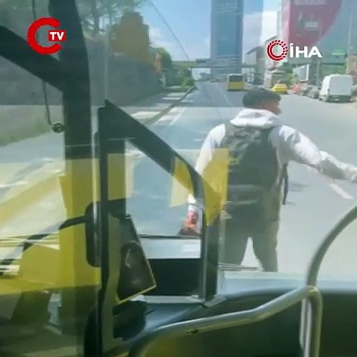 Mecidiyeköy’de yolun ortasında otobüse binmek isteyen yolcu ortalığı birbirine kattı