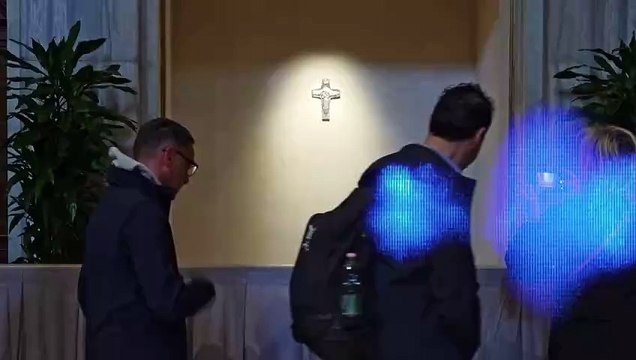 Momen Para Umat & Pengunjung Beri Penghormatan di Depan Makam Paus Fransiskus