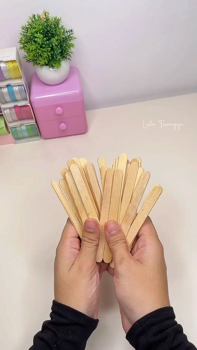 Easy DIY Wall Decor Tutorial via: @listatsurayyaLearn how to create easy and beautiful DIY wall decor with this simple step-by-step tutorial! Perfect for adding a personal touch to any room.