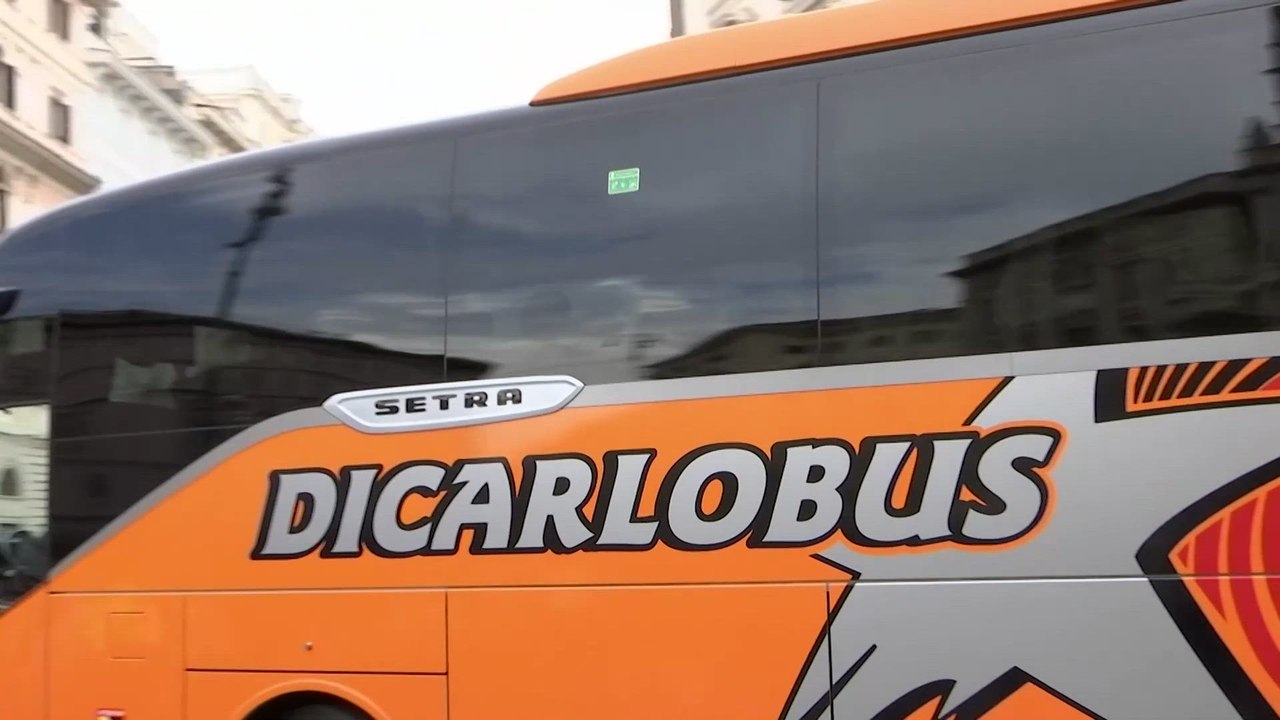 Autobus portano i cardinali a Santa Maria Maggiore per pregare sulla tomba del Papa