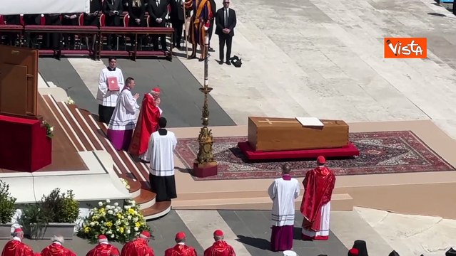 Le pagine del Vangelo sul feretro di Papa Francesco sfogliate dal vento durante i funerali