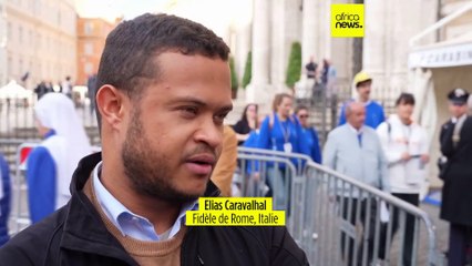 Les fidèles se recueillent sur la tombe du pape François à Rome