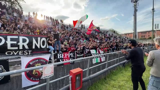 Una Lucchese eroica, ancora una vittoria: l'abbraccio tra squadra, mister e Curva