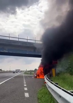 Doppio incendio auto in una giornata nel tratto Lodigiano dell'Autostrada del sole