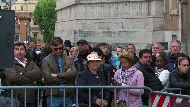 Milhares de pessoas visitam o túmulo do papa Francisco à espera do conclave
