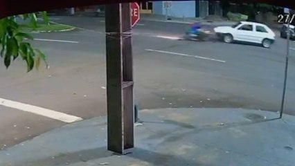 Câmera registrada acidente na Av. Brasil envolvendo carro e moto
