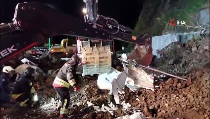 Komşuda heyelan: 2'si çocuk 3 kişi enkaz altında