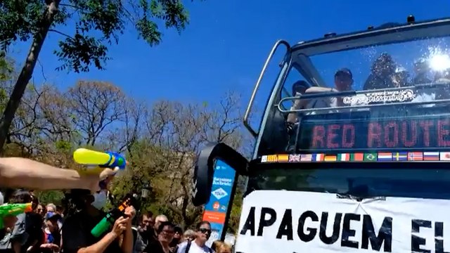 Decenas de manifestantes atacan con pistolas de agua un autobús turístico en Barcelona