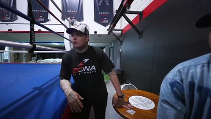 WESTCOL - SIENDO JURADO DE PELEAS DE BOXEO.