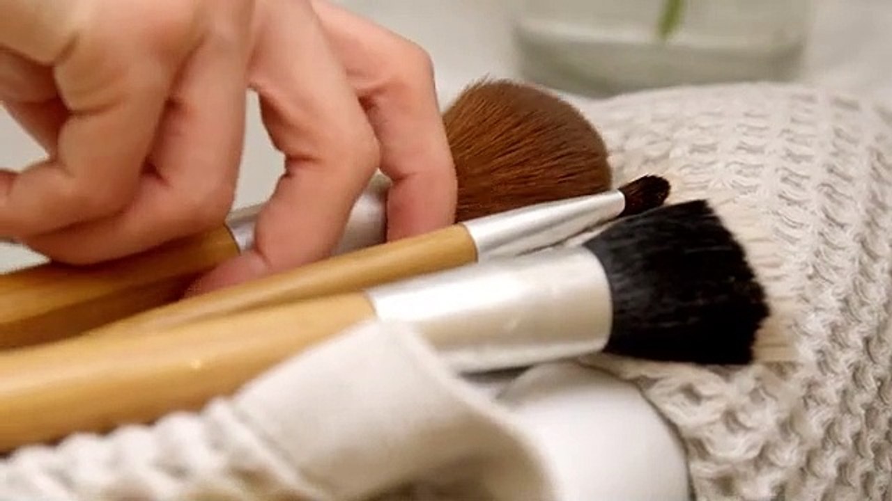 How to Clean Makeup Brushes Easily at Home