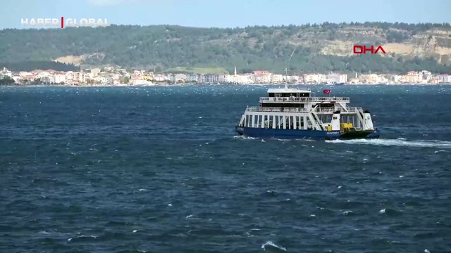 Çanakkale'de feribot seferlerine 'fırtına' engeli
