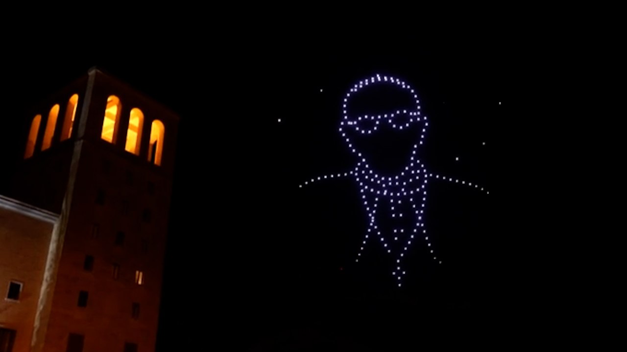 Cientos de drones dibujan al Papa en Monsterrat por los mil años de la abadía