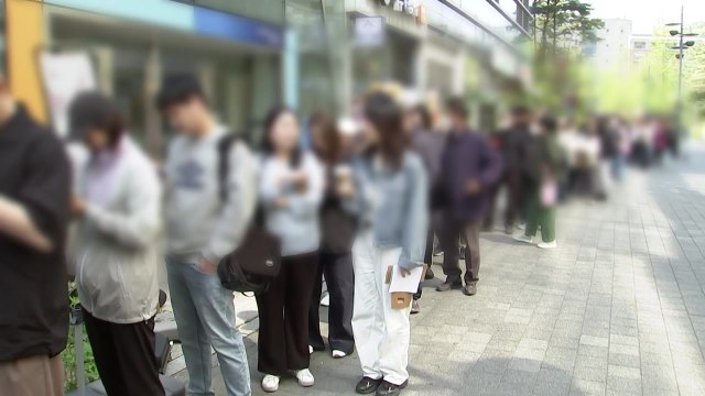 [이슈ON] 유심 재고 없대 ...SKT 무상교체 첫날 '유심 대란' / YTN