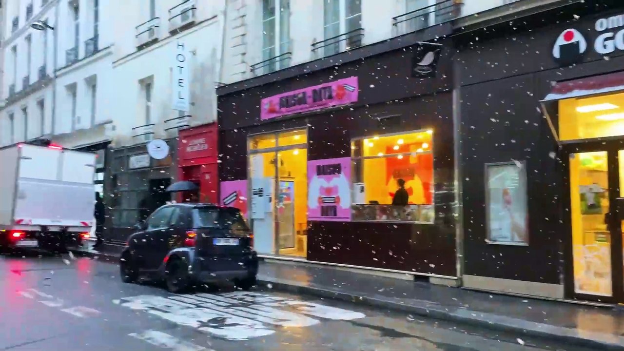 Paris, France 🇫🇷 - 4K PARIS Snow 2024 ❄️Neige à Paris Hiver 2024 _ Paris Walk 🎄 With Captions