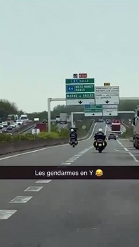 Un gendarme fait une roue arrière sur sa moto